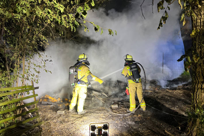 Ein Übergreifen des Feuers auf den anliegenden Wald wurde verhindert.