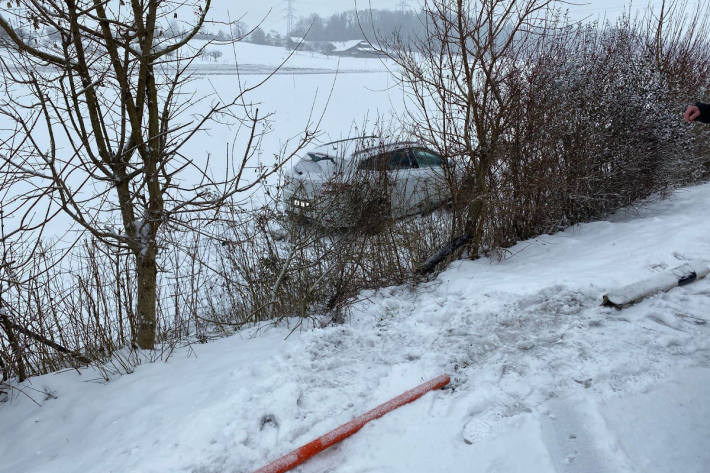 Unfälle und Verkehrsbehinderungen wegen Schneefall im Kanton Zug