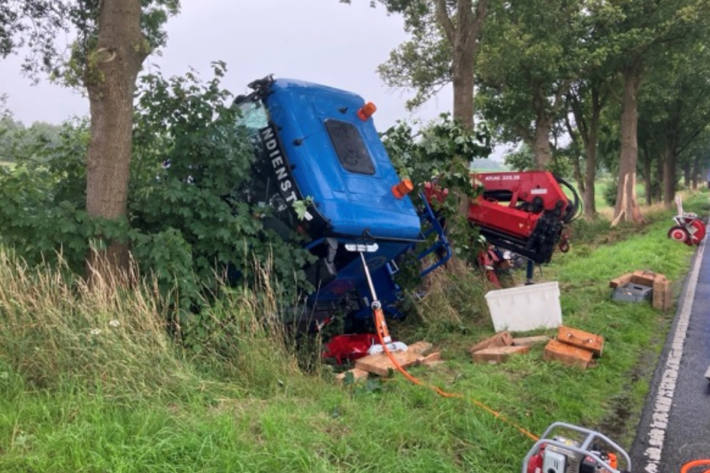 Der Lkw kam samt Anhänger bei einem Alleinunfall von der L128 ab.