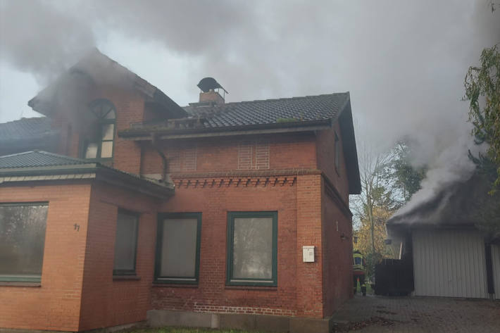 Der Brand breitete sich rasch aus und erfasste beide Gebäude.