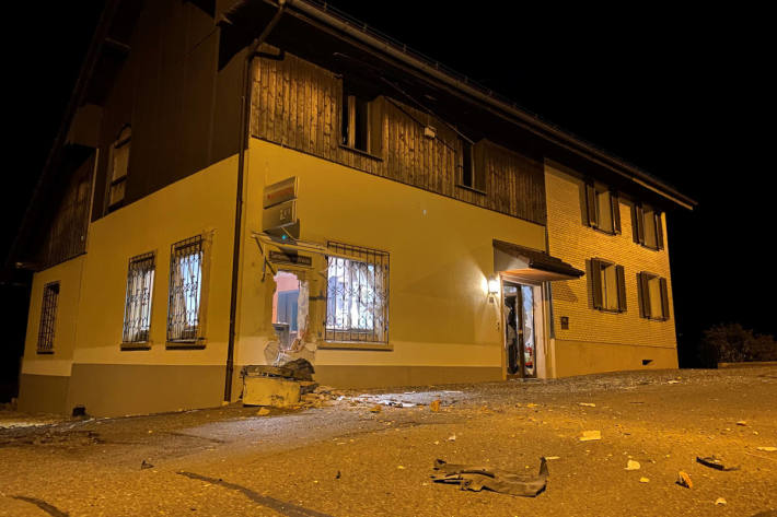 Unbekannte sprengten Geldautomat in der Nacht in Büttikon