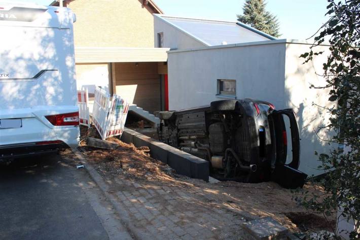 Die 30-Jährige sowie ihr 37 Jahre alte Beifahrer samt Hund konnten das Auto über die Fahrerseite in Kreuzau verlassen