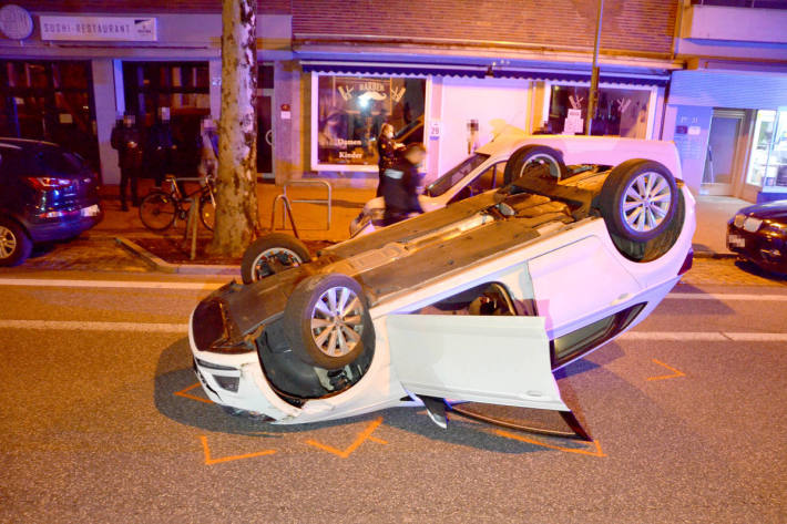 Auto landet auf dem Dach in Bremerhaven