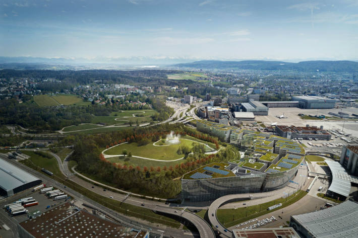 Der Park am Flughafen Zürich dient als Erholungs- und Begegnungsort.