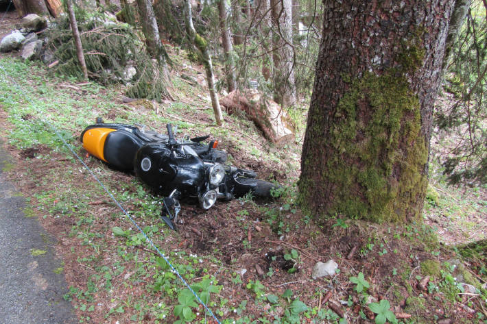 Verunfalltes Motorrad bei Näfels