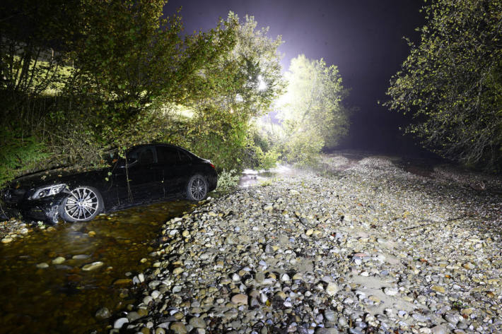 Alkoholisiert und unter Drogeneinfluss mit Mercedes in Bach gelandet bei Wolhusen