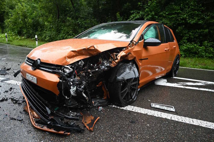 Beide Autos wurden stark beschädigt