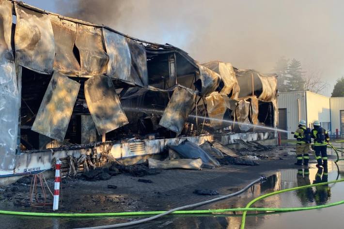 Die Lagerhalle wurde durch das Feuer komplett zerstört