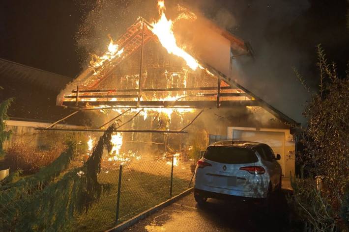 In Buchs AG zerstörte das Feuer ein Einfamilienhaus.