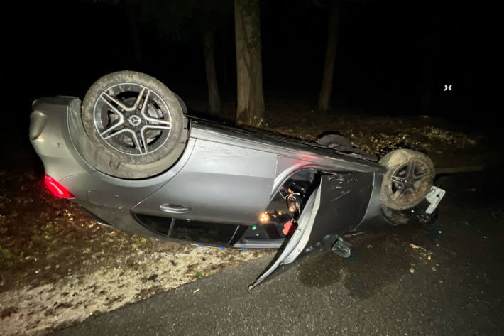 Der Mercedes des 39-jährigen Fahrers landete auf dem Dach.