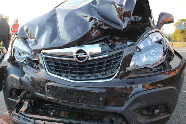 Der Opel wurde in eine Kollision mit einem VW verwickelt.