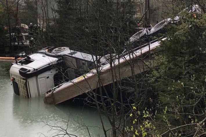 Das Fahrzeug setzte sich in Bewegung und rollte in Richtung Wasserbecken