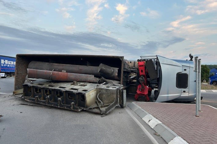 Im Kreisverkehr kippte der Lkw auf die Seite.