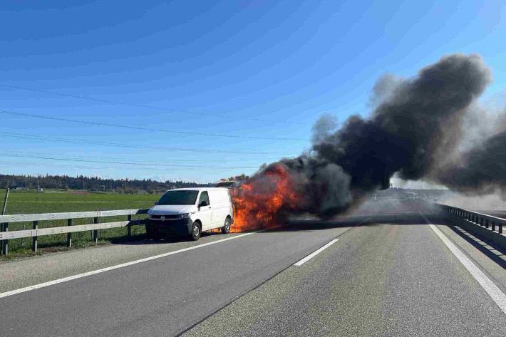  Lieferwagen brennt nach Auffahrkollision vollständig aus