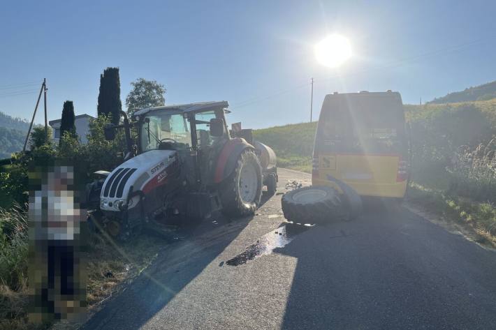 Kollision zwischen einem Personentransporter und einem Traktor mit Anhänger