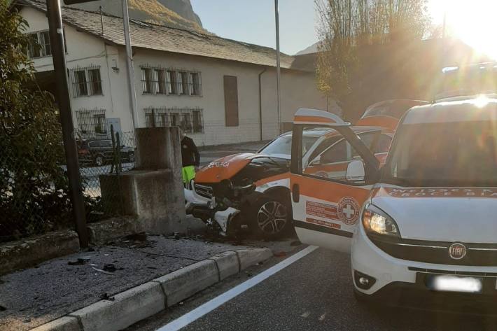Notarztauto vom weissen Kreuz in Unfall verwickelt.