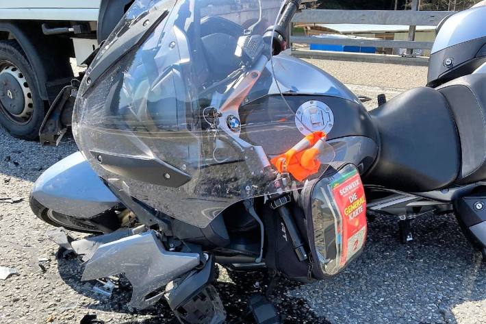 Auf der A3 bei Filzbach GL verunfallte heute ein Motorradlenker.