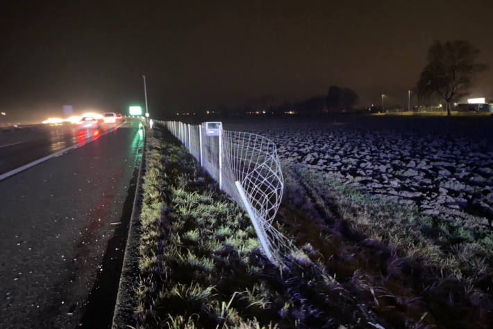 Lieferwagen durchbricht Wildschutzzaun auf der A1