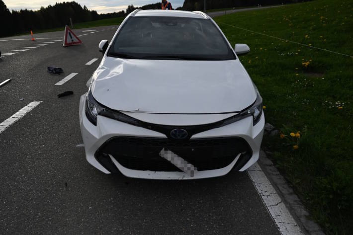 Der Rollerfahrer hat das Auto übersehen 