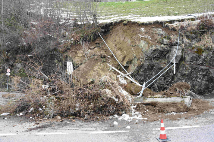 Verschüttete Strasse bei Amden 