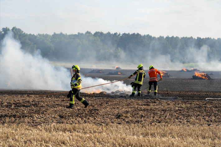 50 brennende Ballen waren auf dem Feld verteilt.