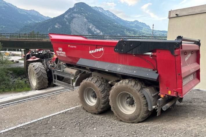 Der beschädigte Traktor musste mittels Kran geborgen werden