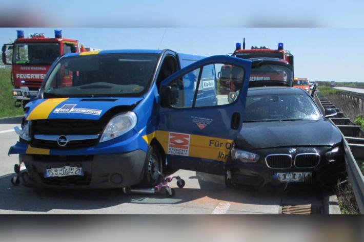 Verkehrsunfall mit zwei verletzten Personen auf der A38