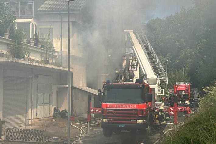 Während der Löscharbeiten musste die Feuerwehr die Grabenstrasse für mehrere Stunden sperren