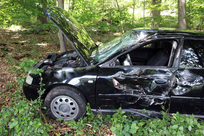 Fahranfänger bei Alleinunfall verletzt in Sondern