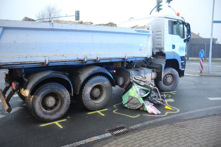 Frau und Kind geraten unter LKW