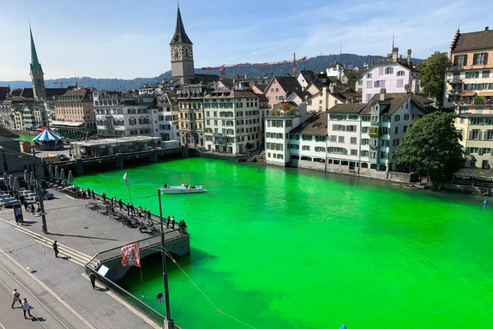 Die Limmat ist gefärbt worden.