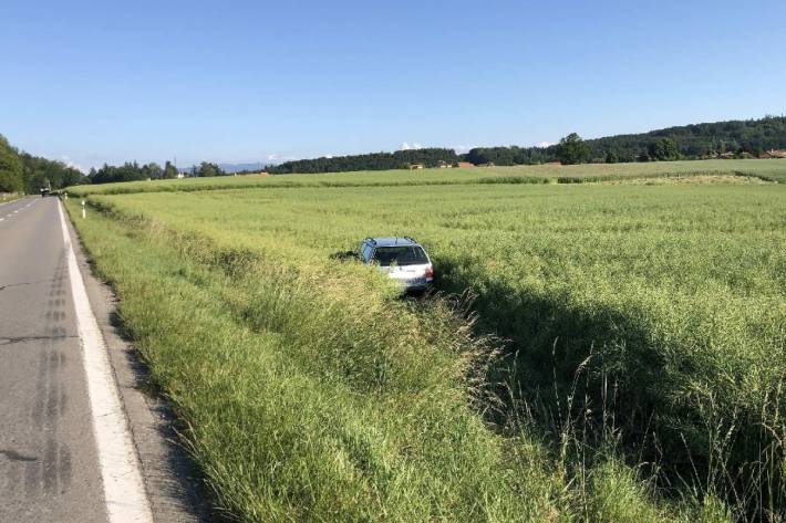 Der VW Passat landete in Belfaux abseits der Strasse.