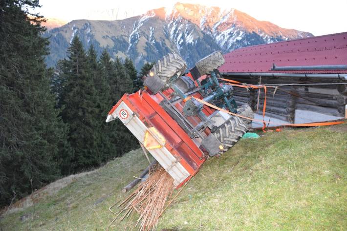 In Luzein GR ist gestern ein Mann unter einem Motorkarren eingeklemmt worden.