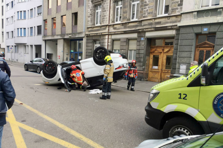 Das Auto landete auf dem Dach