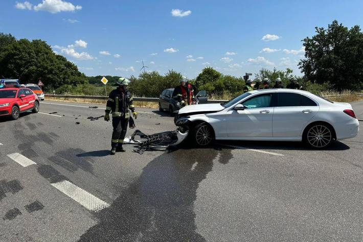 Die Fahrbahn musste nach dem Unfall gereinigt werden