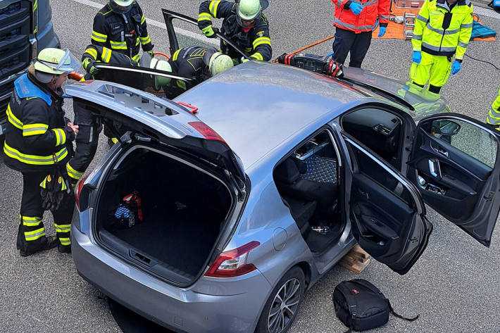 Ein Lkw und ein Pkw kollidierten auf der Mittelspur der A99.