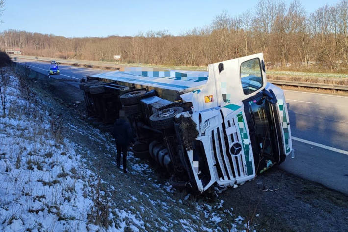 Umgekippter Sattelzug auf der A4 bei Erfurt