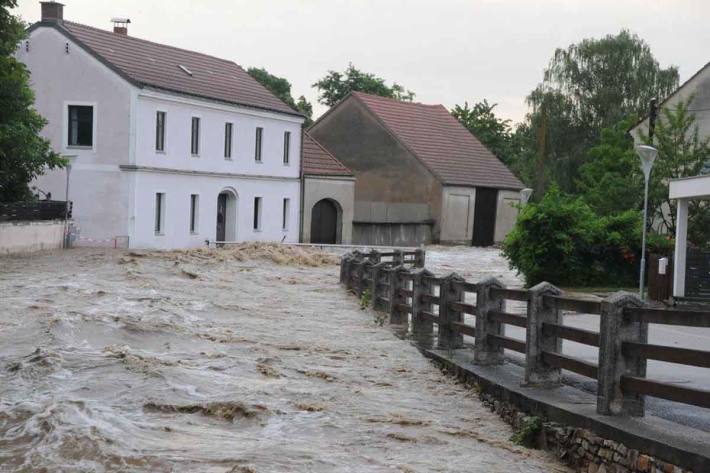 Heftige Gewitter haben zu einem Großeinsatz der Feuerwehr im Bezirk Krems geführt