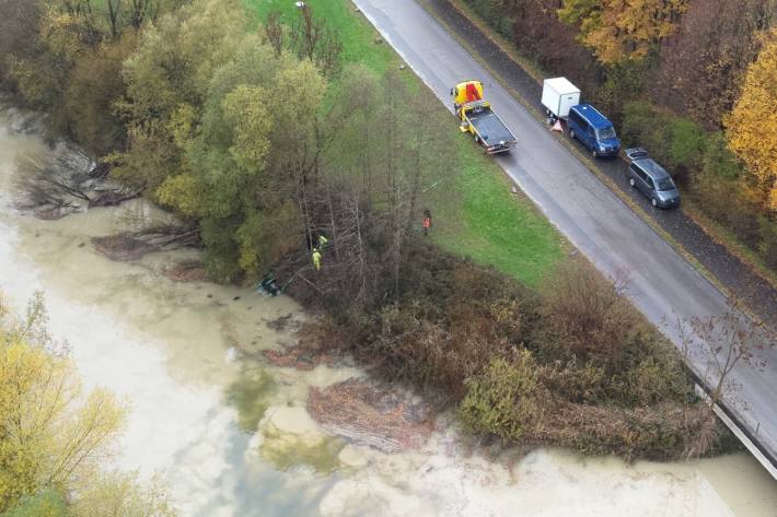 In Uznach ist ein Auto in den Steinenbach geraten.