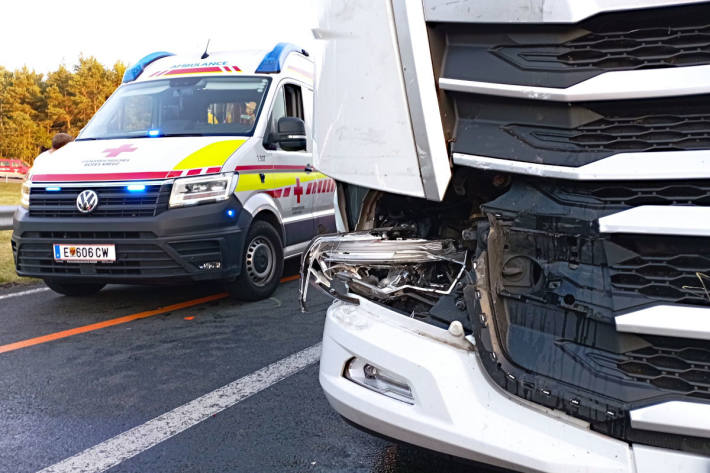Der Lkw-Fahrer blieb bei der Massenkarambolage unverletzt.