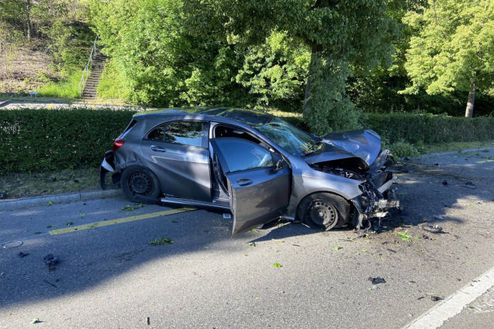 Mit entwendetem Auto in Kandelaber geprallt in Stein AG