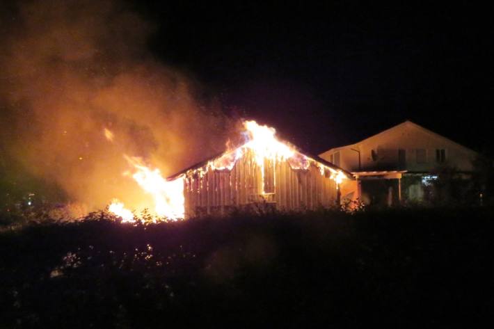 In Näfels GL brannte letzte Nacht eine Scheune komplett ab.