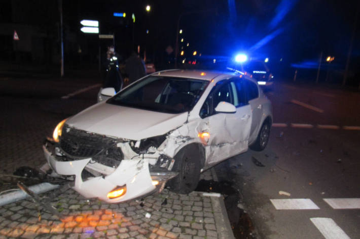 Drei Verletzte und zweimal Totalschaden in Mettmann