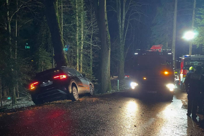 Der Pkw war frontal gegen einen Baum geprallt.