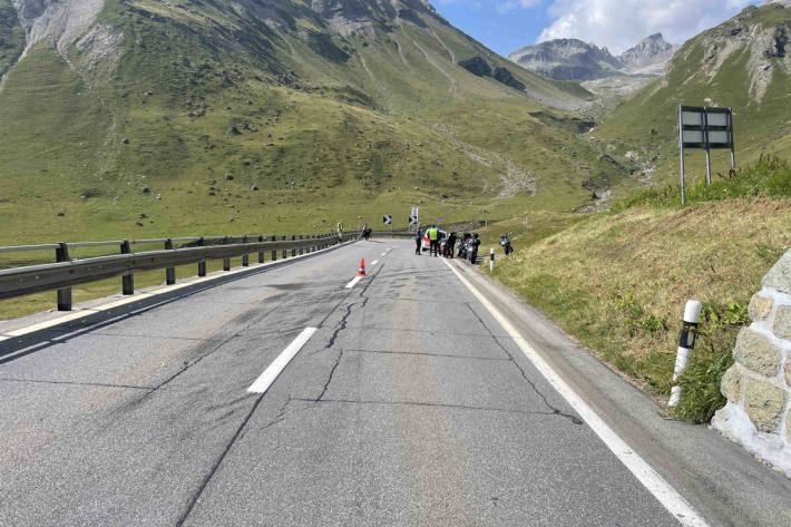 Die verletzte Motorradlenkerin wurde ins Spital Oberengadin gebracht.