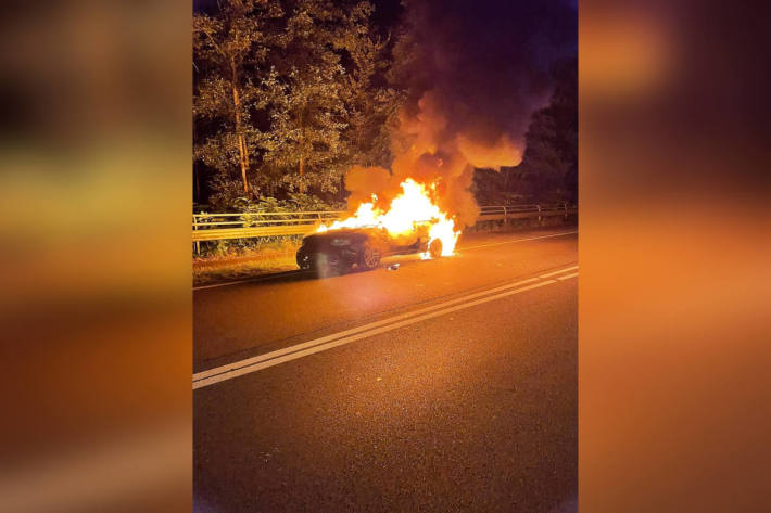 PKW auf Bundesstraße bei Helmstedt ausgebrannt