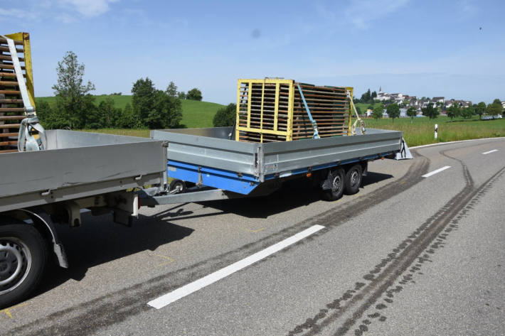 Am Unfall beteiligter Transport mit Anhänger