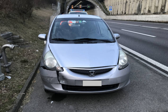 Die Lenkerin verliert Kontrolle über das Auto.