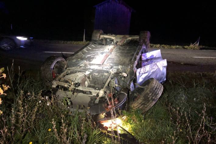 Vier Personen konnten sich aus dem Auto befreien.