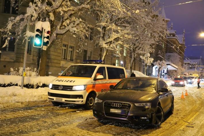 St. Gallen – Fahrt auf Sommerpneu endet in Kollision mit Streifenwagen